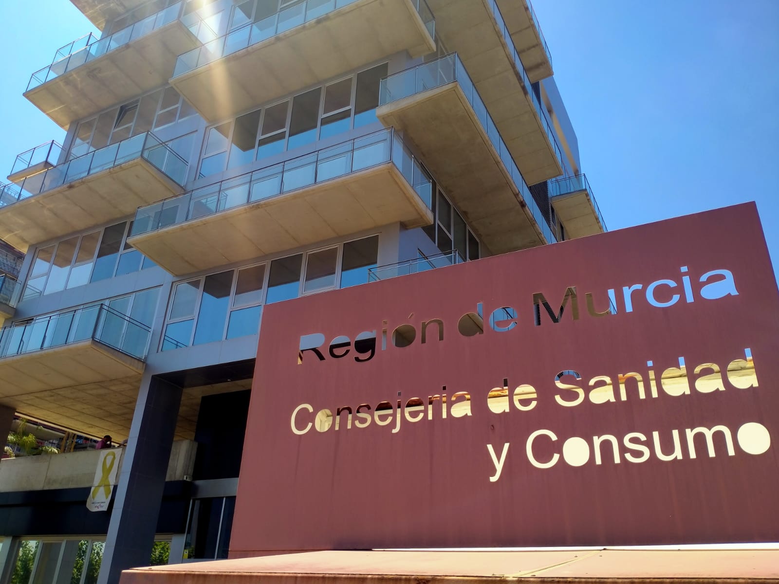 Entrada edificio administrativo del Servicio Murciano de Salud.